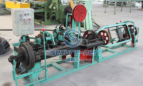 China Galvanized Low Carbon Steel Wire Barbed Wire Machine