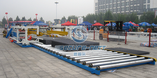 China Fully Auto Wire Mesh Fence Panel Welding Machine Exporter